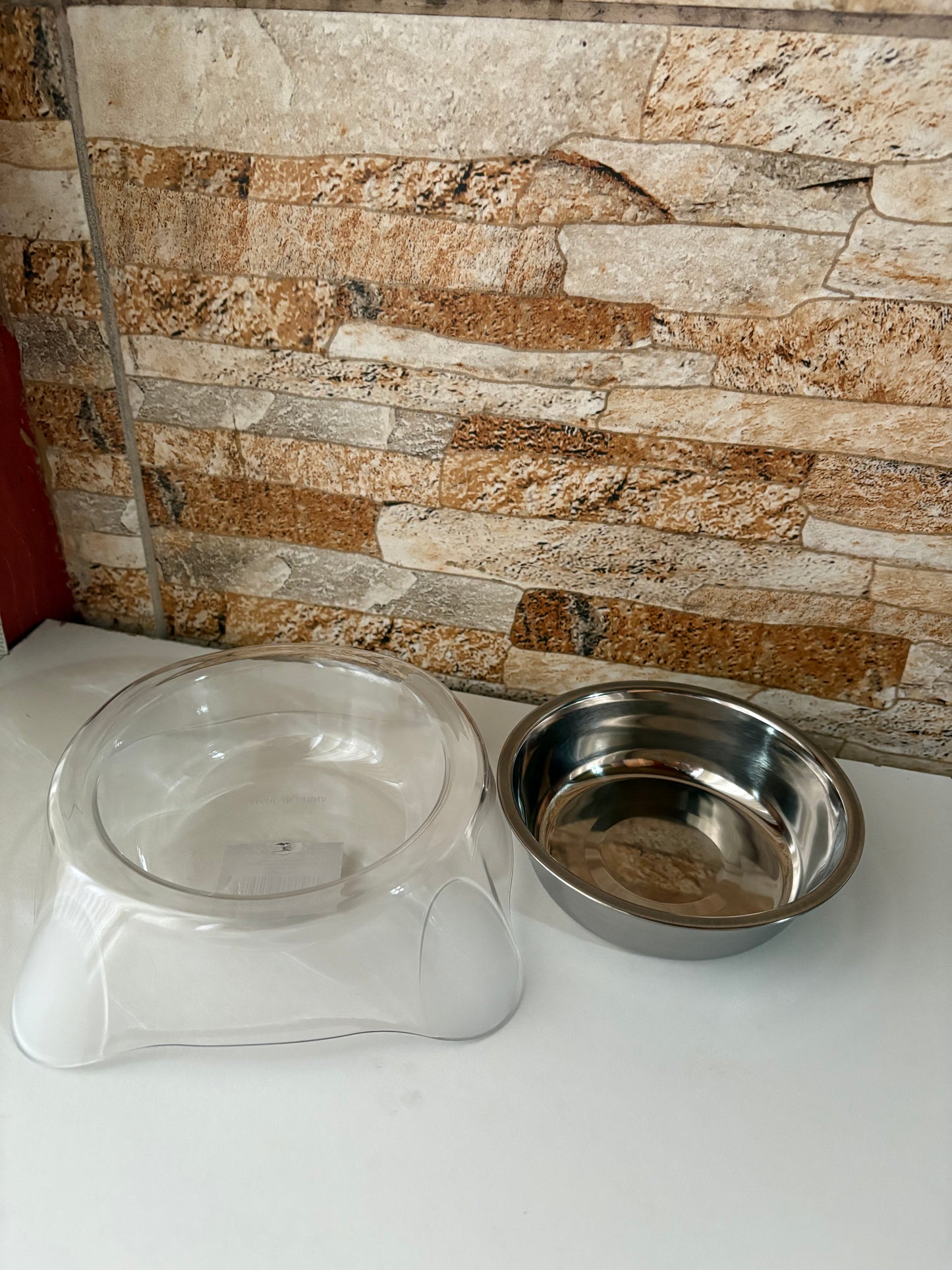Taza de metal con base plástica