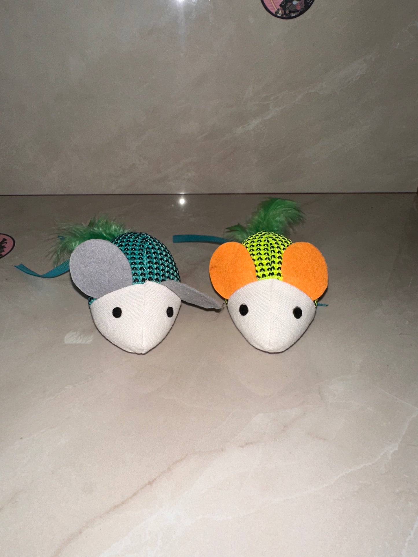 Ratón de peluche con pluma