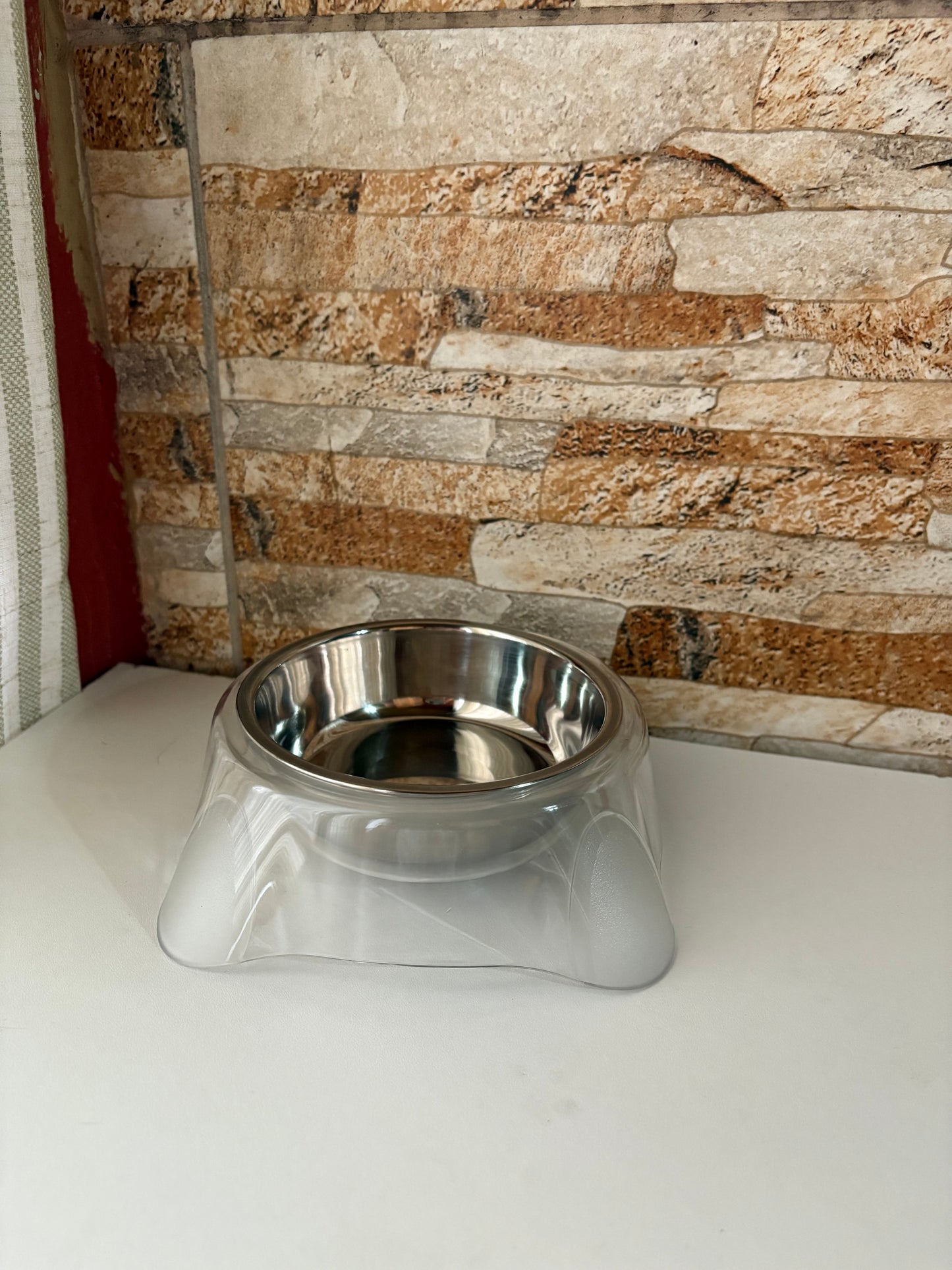 Taza de metal con base plástica