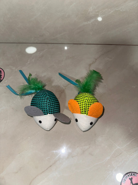 Ratón de peluche con pluma